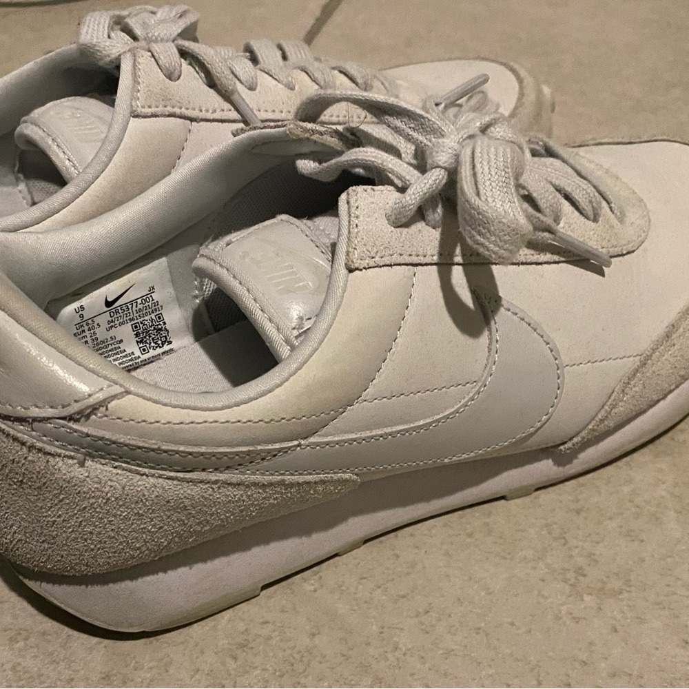 Nike White Low-Top Sneakers with Minimalist Design